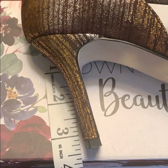 J. Renee Platinum, Gold, and silver pumps, Sz 7.5M - Picture 11 of 12